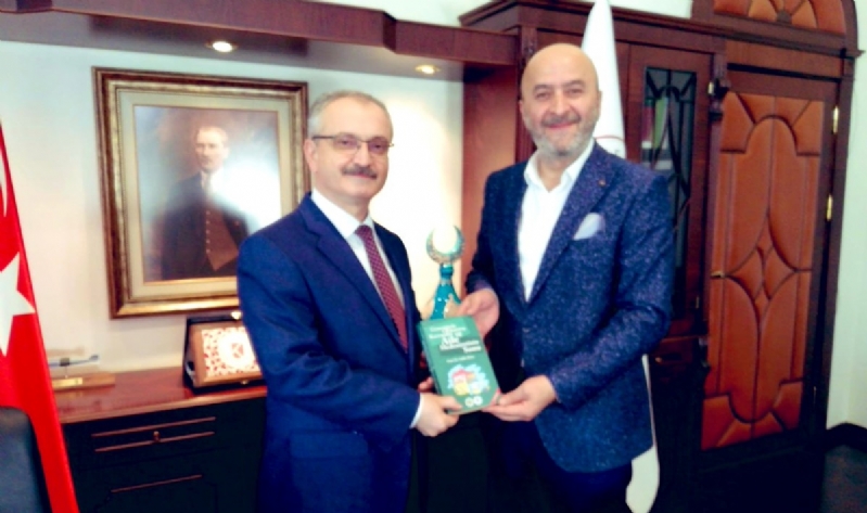 MÜT. HYT. BŞK.MIZ´DAN PROF.DR.BABÜR ÖZÇELİK BEYE HEDİYE TAKDİMİ.. 